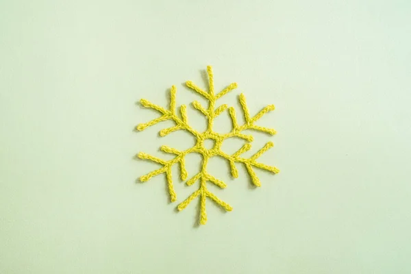 Crochet Navidad copos de nieve colgando en la pared de madera —  Fotos de Stock