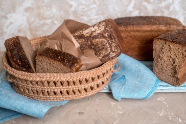 Köy ahşap masada taze pişmiş ekmek.