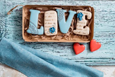 Sevgililer günü için mektup sevgi ile ev yapımı kurabiye yer alan karanlık bir arka plan üzerinde Üstten Görünüm