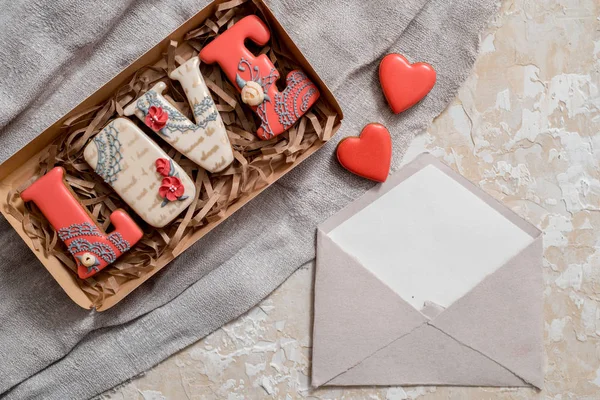 Pan de jengibre hecho en casa con letras de amor para el Día de San Valentín situado en un fondo oscuro, vista superior — Foto de Stock