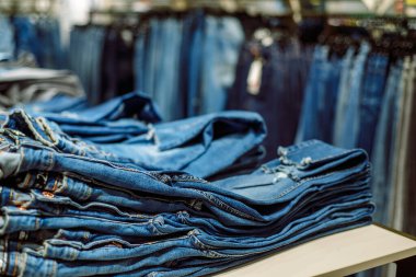 Bir alışveriş merkezinde kot pantolon mağazası. Denim satışları. Mavi pantolon. Kadınlar için alışveriş..