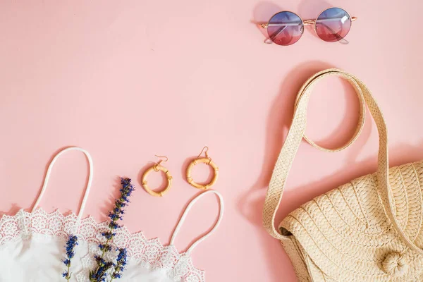 Översikt Blå Anteckningsbok Och Lavendel Blommor Beach Mode Sommar Koncept — Stockfoto