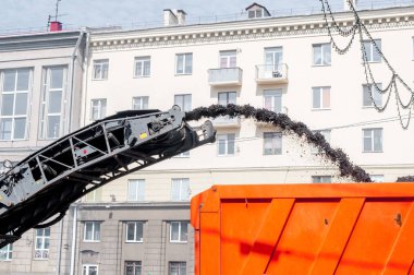 Editoryal 29 Nisan 2019. Minsk Beyaz Rusya, Bağımsızlık Bulvarı. Sokak yenileme. Kötü yol. Yolu tamir et. Kaldırımda kiremit yatıyordu.