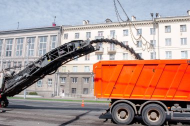 Editoryal 29 Nisan 2019. Minsk Beyaz Rusya, Bağımsızlık Bulvarı. Sokak yenileme. Kötü yol. Yolu tamir et. Kaldırımda kiremit yatıyordu.