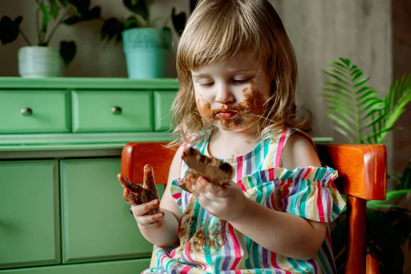 Menina Está Suja Com Chocolate Menina Manchou Chocolate Mãos Sujas — Fotografia de Stock