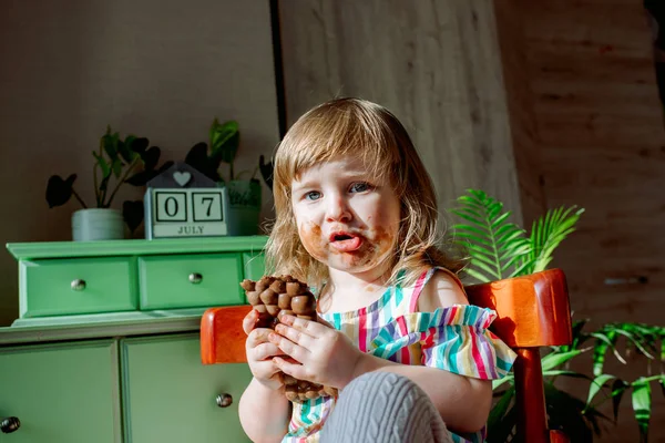 Menina Está Suja Com Chocolate Menina Manchou Chocolate Mãos Sujas — Fotografia de Stock