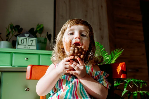 Menina Está Suja Com Chocolate Menina Manchou Chocolate Mãos Sujas — Fotografia de Stock