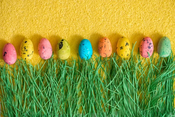 Весной Разноцветные Яйца Зеленой Траве Пасхальная Открытка Цветные Яйца Желтый — стоковое фото