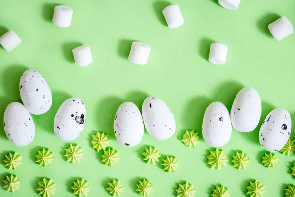 Пасхальное яйцо на зеленой бумаге пастельного цвета background.Easter горизонтальный pattern. — стоковое фото
