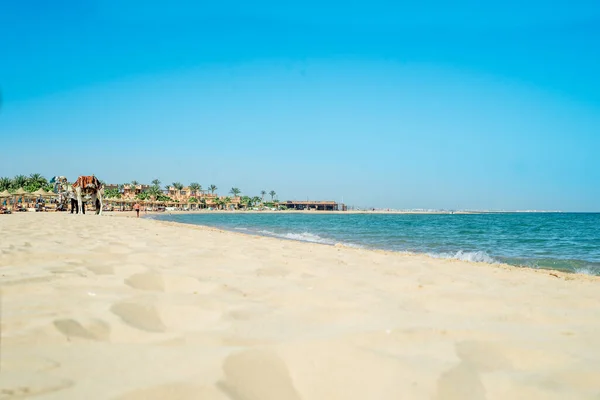 Praia Tempo Por Sol Areia Branca Céu Azul Oceano Férias — Fotografia de Stock