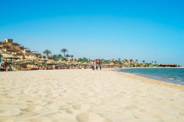 Gün batımında kumsal. Beyaz kum, mavi gökyüzü ve okyanus. Yaz tatili. Deniz tatili. seyahat konsepti. Mısır 'ın boş plajları.