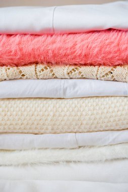 Beyaz bir arka planda bir yığın kıyafet. Kutu konseptinin dışında, kişilik özellikleri.