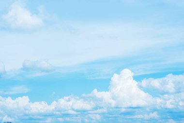 Bulutlu mavi gökyüzü. Güzel, muhteşem bulutlar, pamuk gibi. Güzel bahar kartı. Bahar, özgürlük, hayat kavramı.