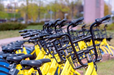 Avrupa 'da bisiklet paylaşımı. Sağlıklı bir yürüyüş. Hızlı sürüş. Dünya Bisiklet Günü 3 Haziran Spor Bisikleti.