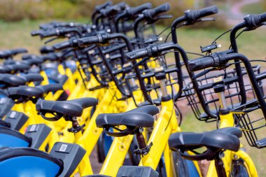 Avrupa 'da bisiklet paylaşımı. Sağlıklı bir yürüyüş. Hızlı sürüş. Dünya Bisiklet Günü 3 Haziran Spor Bisikleti.