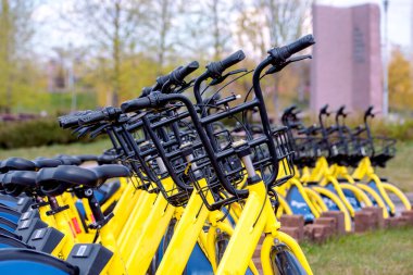 Avrupa 'da bisiklet paylaşımı. Sağlıklı bir yürüyüş. Hızlı sürüş. Dünya Bisiklet Günü 3 Haziran Spor Bisikleti. Şehirde sağlıklı yaşam tarzı ve spor..