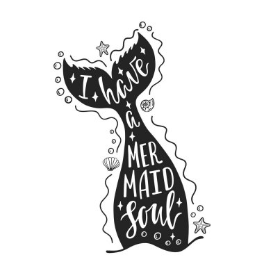 Deniz kızı ruhum var. Alıntı hakkında yaz mermaid kuyruk, deniz yıldızları, kabukları ile çizilmiş ilham ver. Tipografi tasarımı için yazdırma, afiş, davetiye, t-shirt.