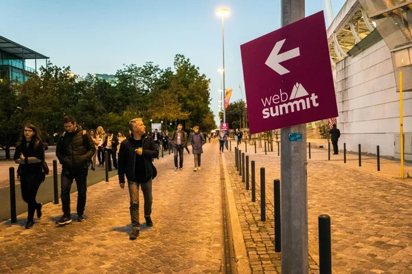 Lisbon, Portekiz - 09 Kasım 2017: İnsanlar yürüyüş yanındaki parkta Milletler Web Zirve Konferansı adresiyle sinyal