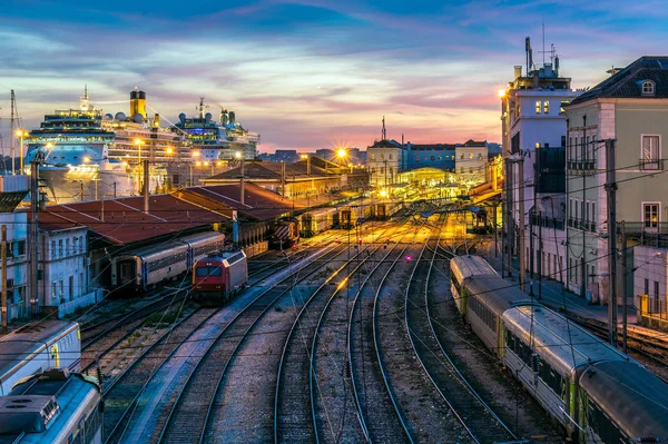 Günbatımı, tren istasyonu ve Santa Apolonia, Lizbon, Portekiz turizm ana giriş terminal cruise