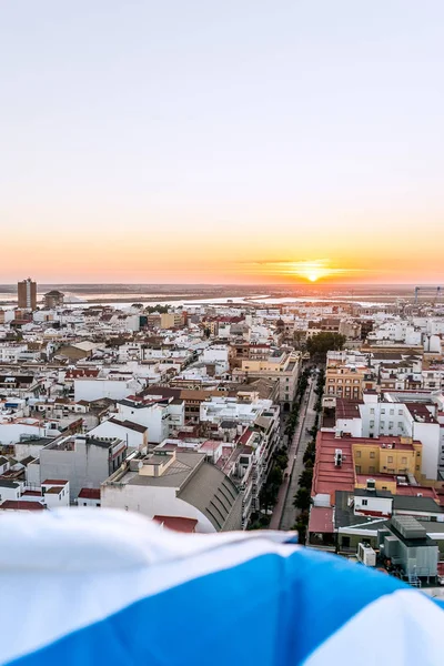 Vista Aérea Puesta Sol Huelva Con Bandera Blanca Azul Ciudad —  Fotos de Stock