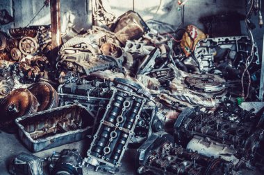 Kullanılmış yedek parça. Arabalardan farklı eski yedek parçalar