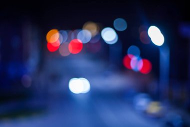 Geceleri pencereden manzarayı izle. Bokeh ışıkları