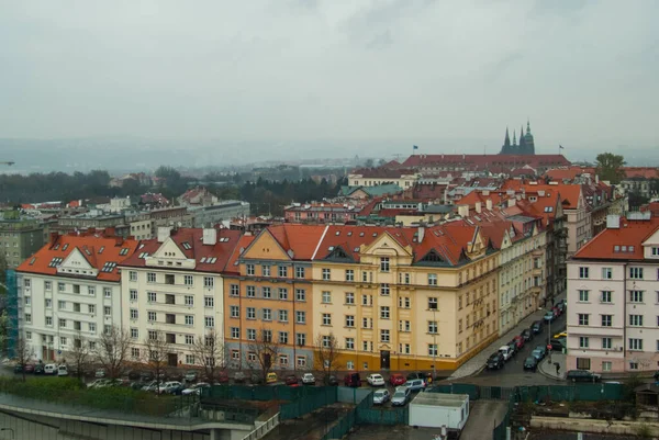 Edificios de Praga vista de la azotea en el día lluvioso — Foto de Stock