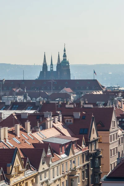 Tarde en Praga. Edificios de Praga con vista a la catedral de San Vito — Foto de Stock