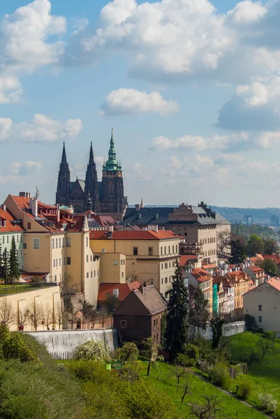 Vista mattutina soleggiata sulla città di Praga, sulla cattedrale di San Vito e sul fiume Moldava — Foto Stock