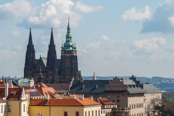 Vista soleada de la mañana a la ciudad de Praga, la catedral de San Vito y el río Moldava — Foto de Stock