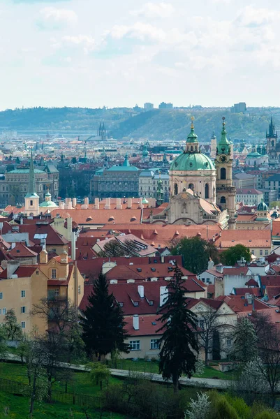 Vista soleada de la mañana a la ciudad de Praga, la catedral de San Vito y el río Moldava — Foto de Stock