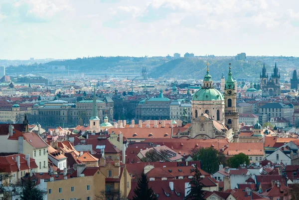 Güneşli Prag şehri, Saint Vitus katedrali ve Vltava nehri manzarası — Stok fotoğraf