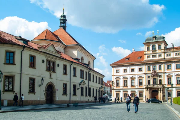Palacio toscano en la plaza Hradchanskaya, castillo de Praga, checo — Foto de Stock
