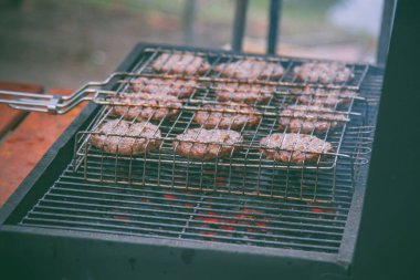 Izgarada hamburger bifteği. Sokak yemeği.