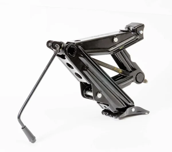 Siyah araba lastiği kaldırıyor.