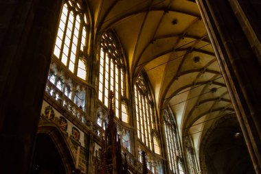 Aziz Vitus Katedrali 'nin görkemli gün ışığı iç mekanı. Açı, mimari. Prag Çekçe