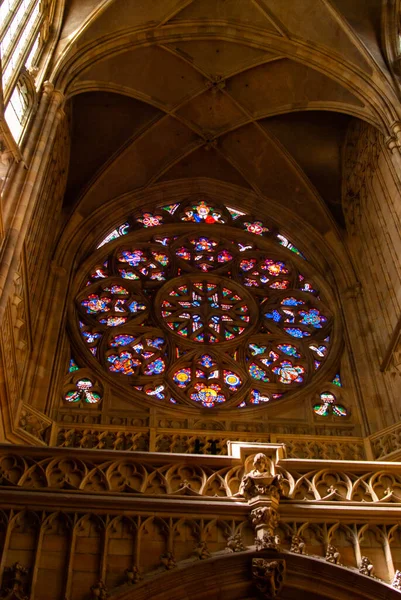 Catedral de San Vito majestuoso interior de luz natural. Ángulo, arquitectura. Praga Checa —  Fotos de Stock