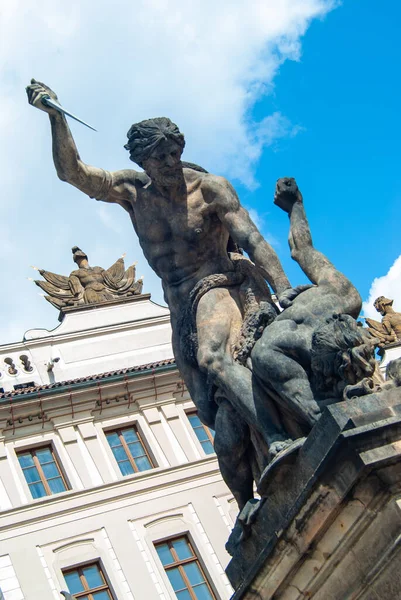 Luchando contra la estatua de Titán. Entrada al Castillo de Praga, Puerta de Matías — Foto de Stock