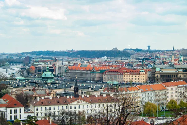 Vista a la ciudad de Praga, la catedral de San Vito y el río Moldava — Foto de Stock