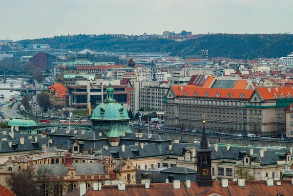 Widok na Pragę, katedrę św. Wita i Wełtawę — Zdjęcie stockowe