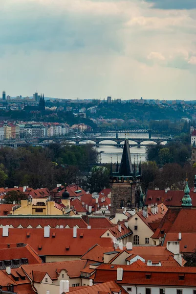 Vista a la ciudad de Praga, la catedral de San Vito y el río Moldava — Foto de Stock