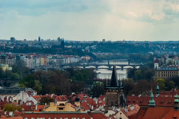 Vista a la ciudad de Praga, la catedral de San Vito y el río Moldava — Foto de Stock