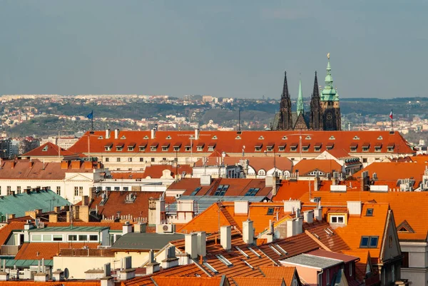 Vista a la ciudad de Praga, la catedral de San Vito y el río Moldava — Foto de Stock