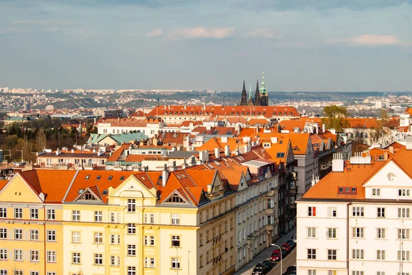 Vista a la ciudad de Praga, la catedral de San Vito y el río Moldava — Foto de Stock