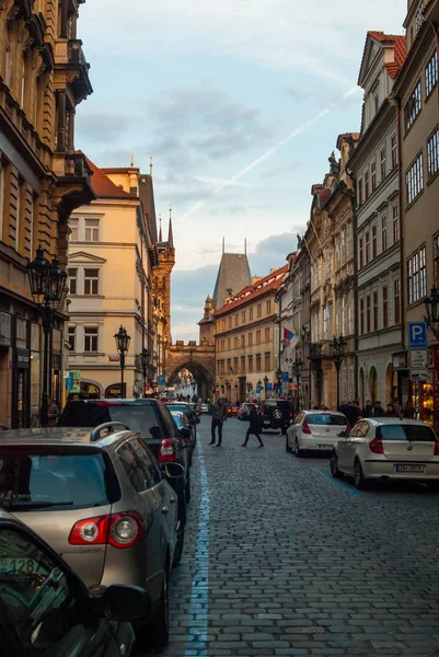Praga calle en el camino ti Charles puente, Praga Checa — Foto de Stock