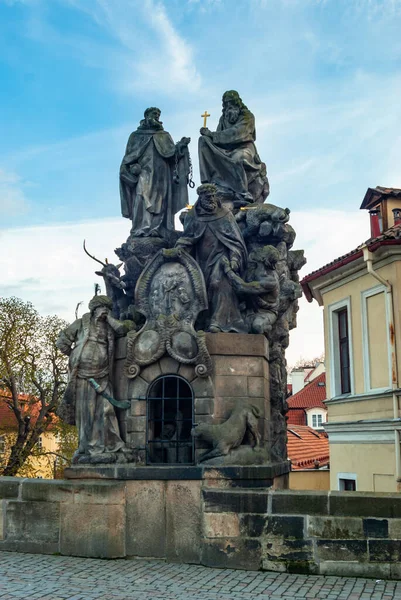 Escultura en el Puente de Carlos, Praga Checa — Foto de Stock