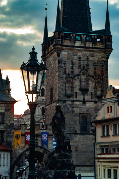 Puente de Carlos Torre del polvo, Checo, Praga — Foto de Stock