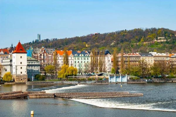 Pražské budovy a nábřeží Vltavy, Praha Czech — Stock fotografie