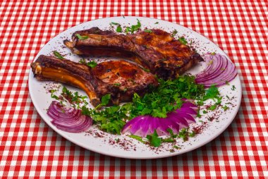 Sebze ve soğanlı kuzu budu.