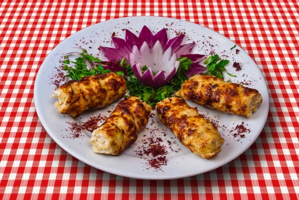 Hühnerspieß mit Zwiebeln und grünem Gemüse — Stockfoto